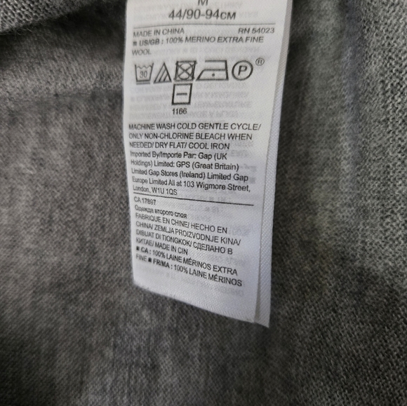 BANANA REPUBLIC 100% Merino Wool Gray Sweater with Red Lip Detail. Med - Picture 12 of 14